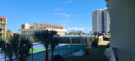 Building Photo - Vacation Rental - 30 Day min across From D...