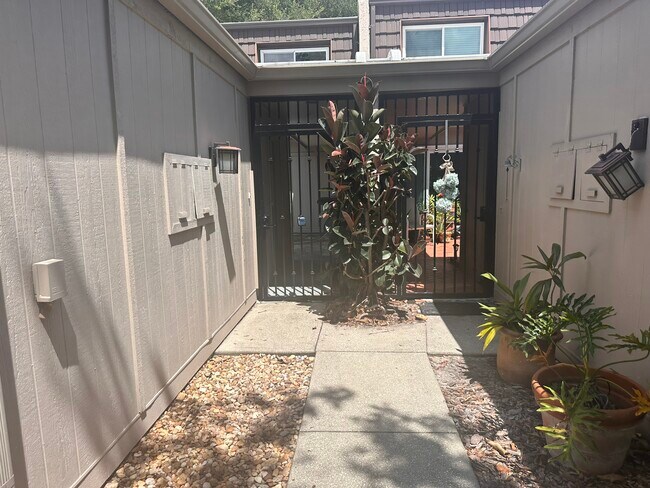 Building Photo - 10605 Carrollbrook Way