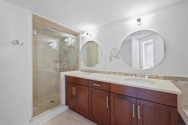 Building Photo - 25 Forest St