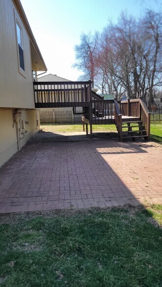 Building Photo - 916 NE Bristol Dr