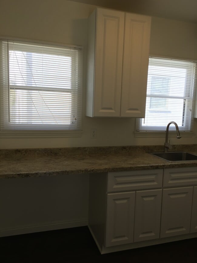 Building Photo - 1718 Huntington Dr