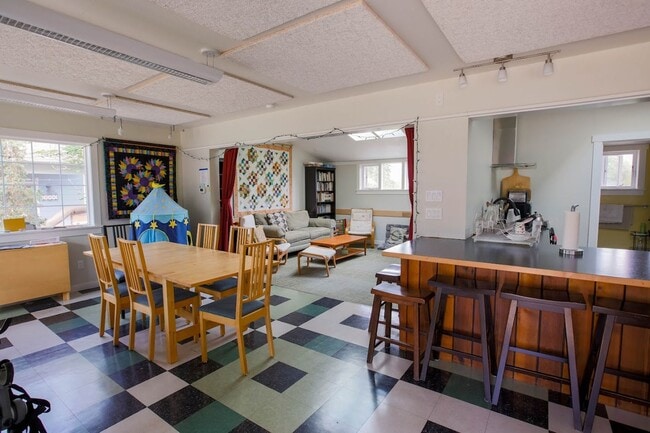 Building Photo - Lovely Langley Condo and Pet Friendly!