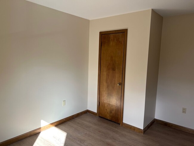 Building Photo - Newly Renovated Spacious 3 Bedroom Townhou...