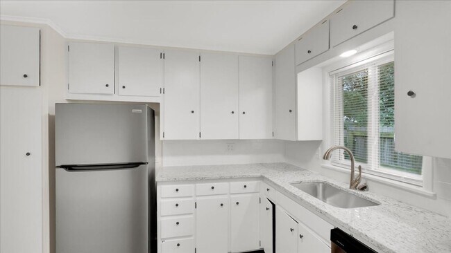 Building Photo - Beautiful 3 bedroom / 2 bath