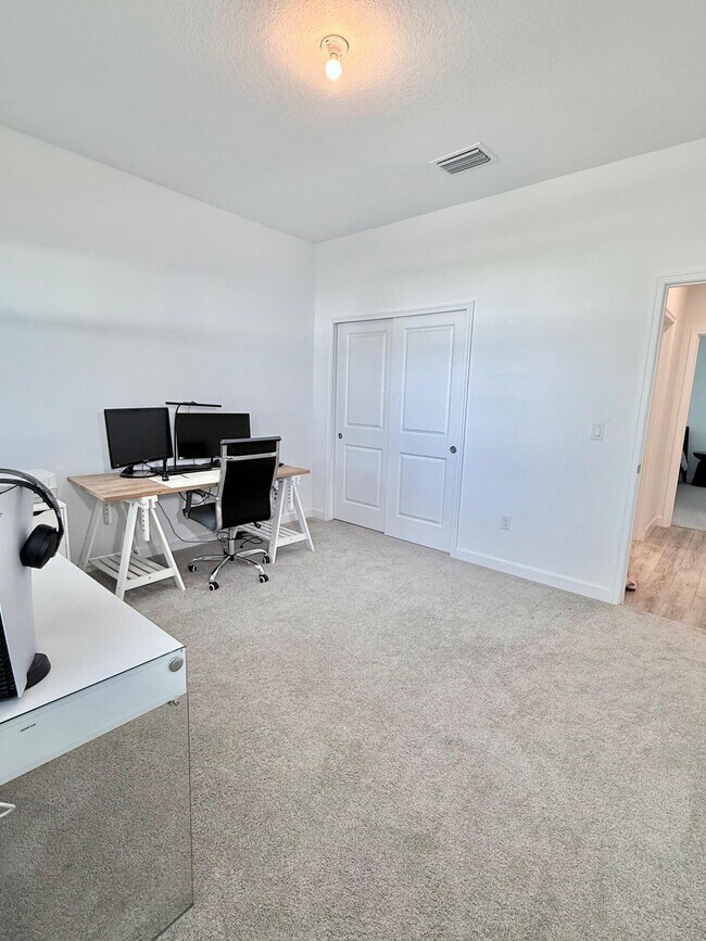 Building Photo - 10525 SW Orana Dr
