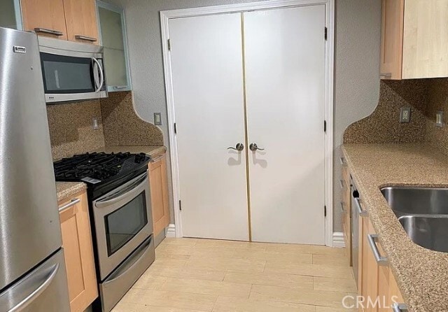 Building Photo - 2247 Martinique Ln