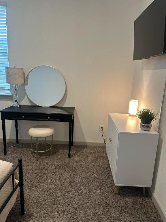 Building Photo - 12810 Heddington Grv Ln