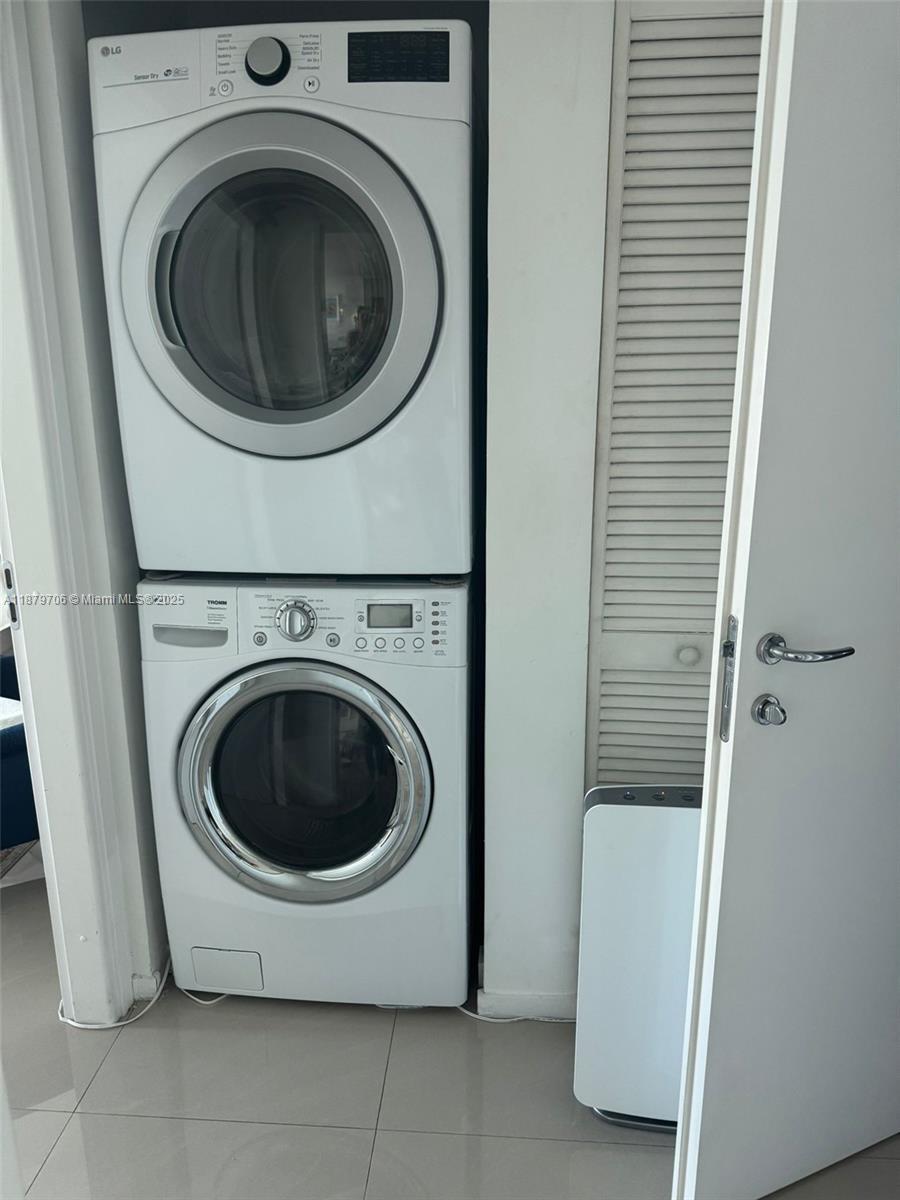 Building Photo - 300 S Biscayne Blvd