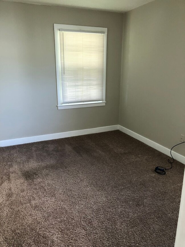 Building Photo - 2 bedroom single family home with one car ...