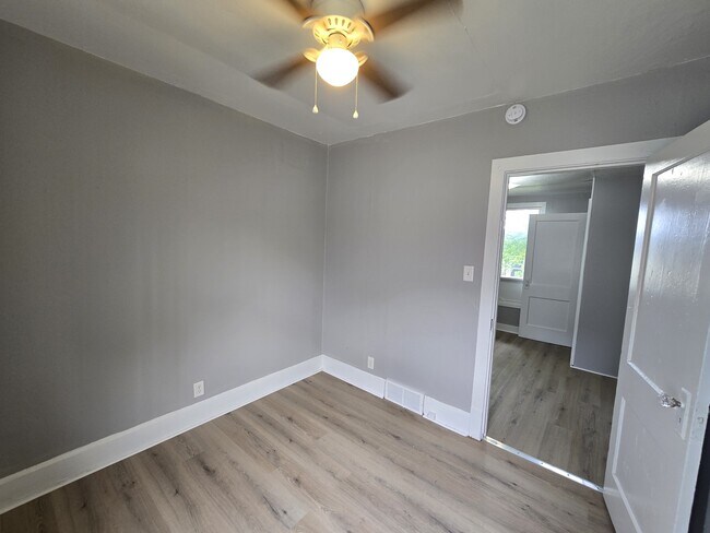 Building Photo - 512 Maynard Ave