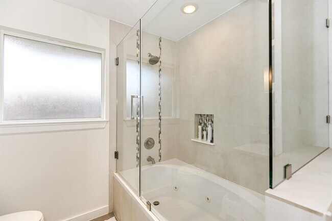 Building Photo - 8911 Birdwood Ct