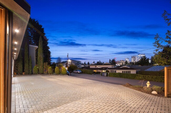 Building Photo - 9817 SE Shoreland Dr