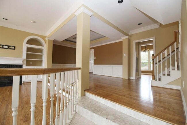 Building Photo - Stylish 3-Bedroom Townhome in Coveted Rive...