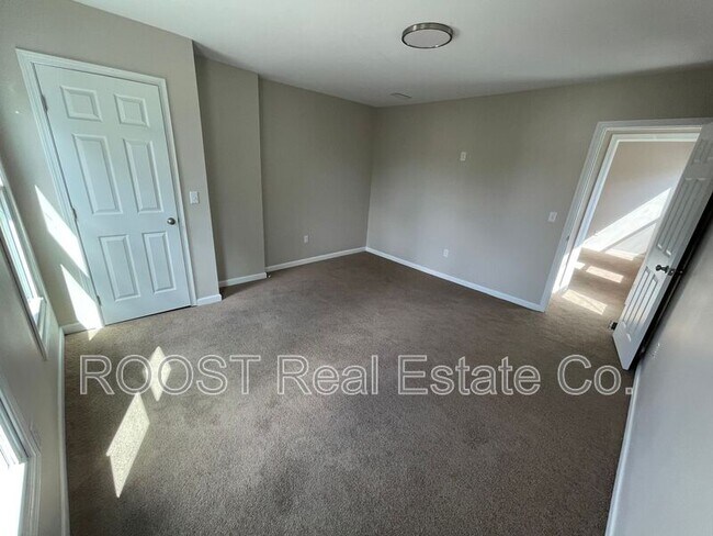 Building Photo - 482 E Markison Ave