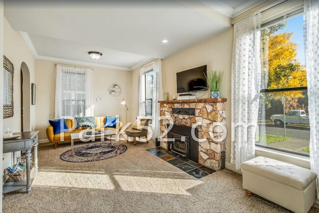 Building Photo - 1 Bedroom Unit in Tacoma Tri-Plex With Washer & Dryer!