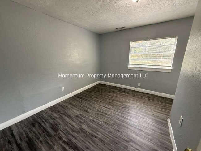 Building Photo - Completely Renovated Adorable 2/1- DONT MISS OUT!!!