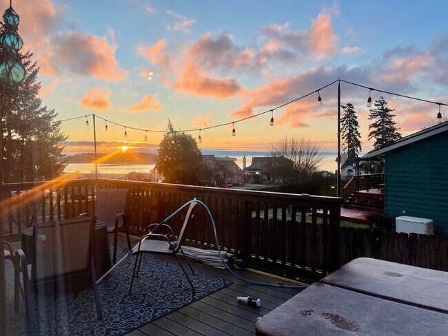 Building Photo - 3 Bed 2.5 Bath - View - Culdesac - Dog per Approval - NAS Whidbey