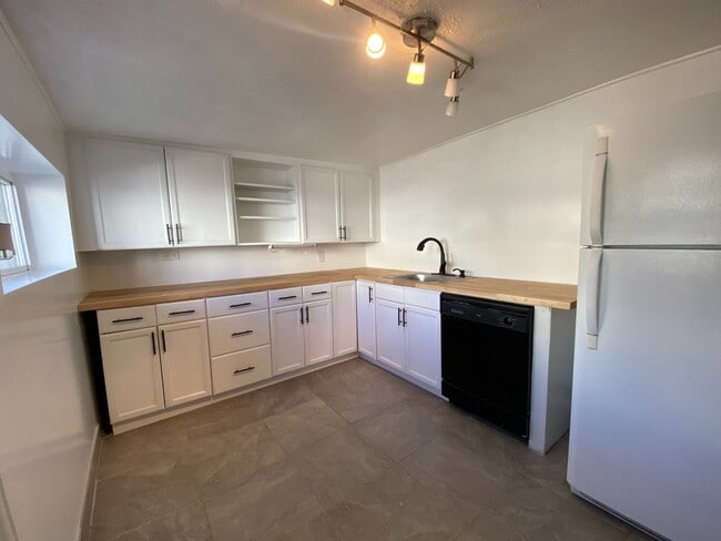 Building Photo - NEWLY RENOVATED 2 BEDROOM IN THE HEART OF ...