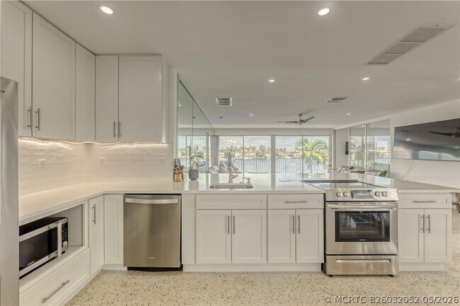 Building Photo - 2717 Yacht Club Blvd