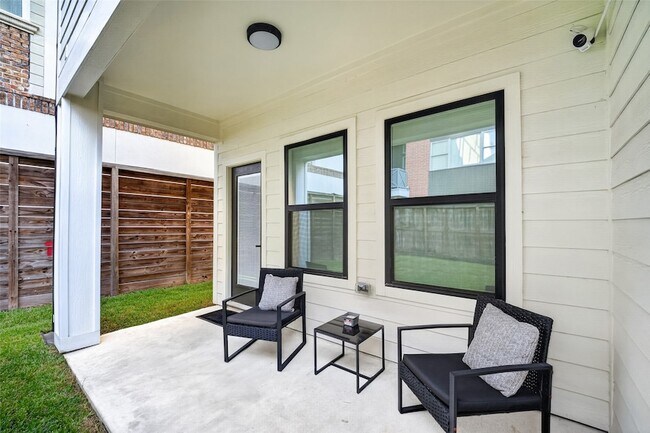 Building Photo - 712 Delano St