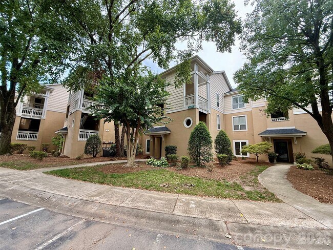 Building Photo - 18009 Kings Point Dr