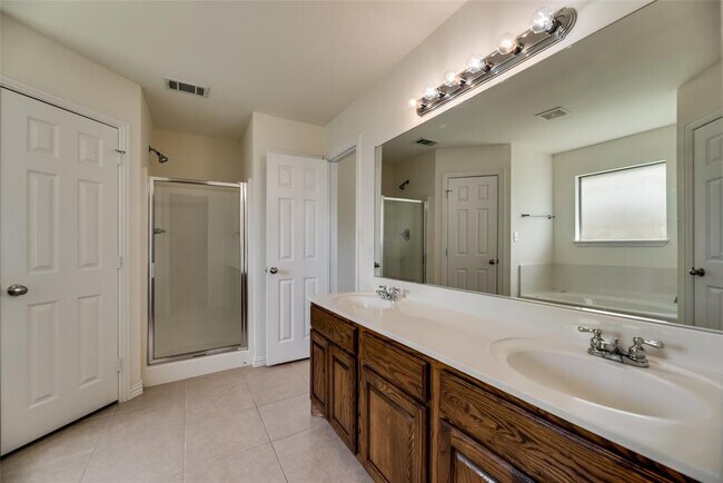 Building Photo - 121 Price Cir