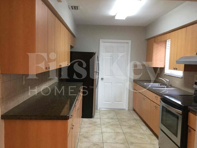 Building Photo - 3150 SW 21st St