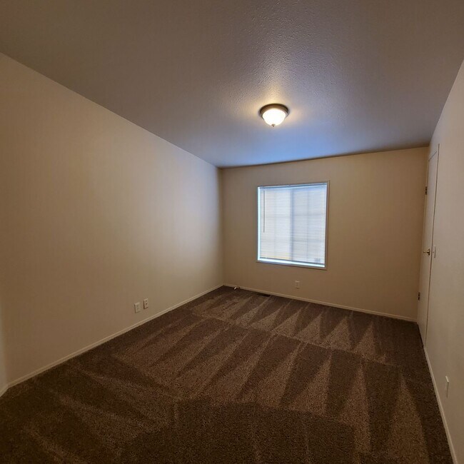 Building Photo - Pet Friendly 3bed : 2bath home w/ Garage &...