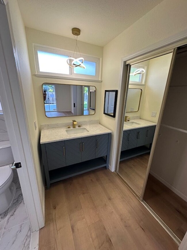Building Photo - Stunning 4-Bedroom Home with Designer Fini...