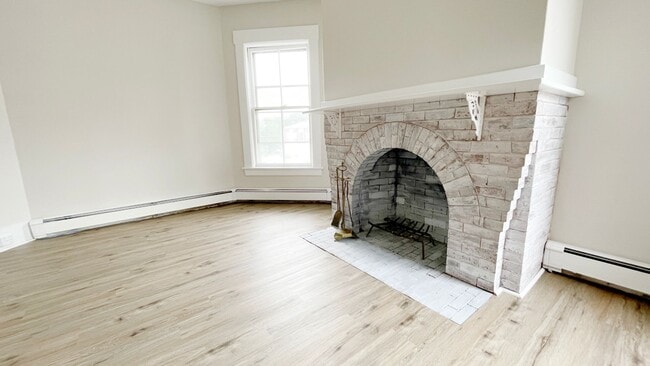 Building Photo - 394 Elm St