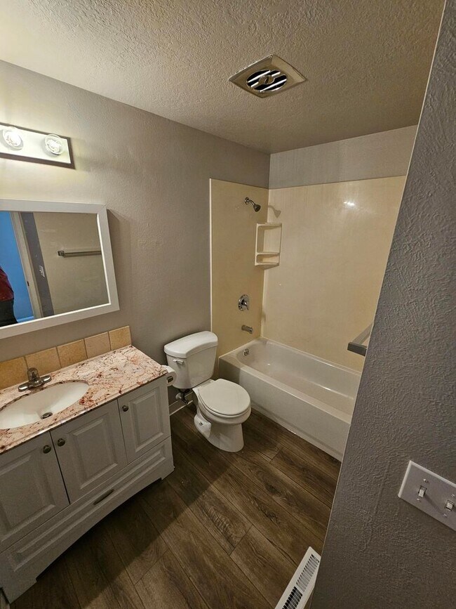 Building Photo - Beautifully Renovated 3 Bedroom, 1 1/2 Bathroom Duplex on the Boise Bench! Newer Carpet and Paint.