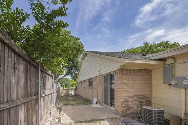 Building Photo - Updated 2 bedroom, 2 bath Duplex near Oran...