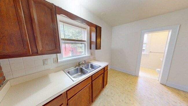 Building Photo - SPACIOUS Single Family House AVAILABLE Fal...