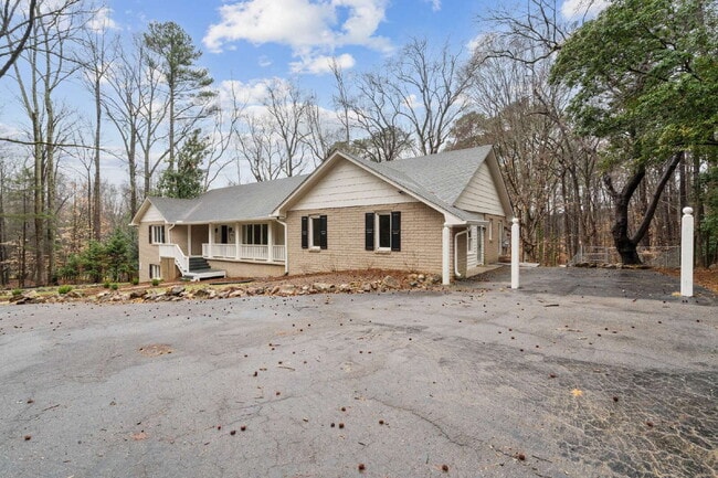 Building Photo - Spacious 3-Bedroom Ranch Gem on Homestead Road: 2,746 Sq. Ft. of Comfort and Style in Chapel Hill!