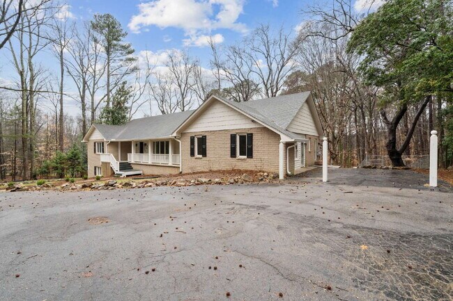 Building Photo - Spacious and Unique 5-Bedroom Home in Chapel Hill!
