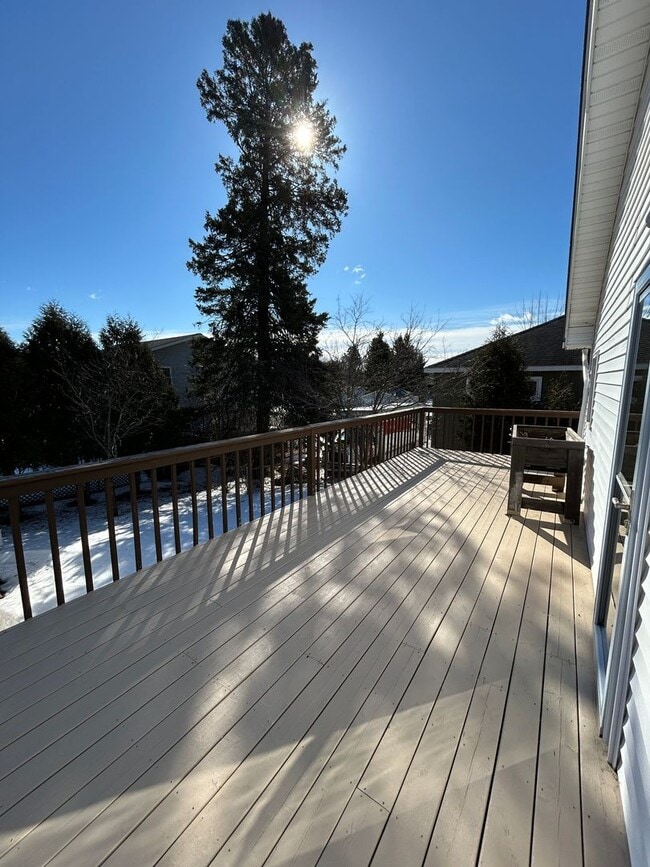 Building Photo - COMING SOON! - 2 BED 1 BATH Home!