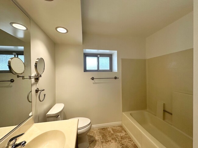 Building Photo - Spacious Townhome with Inviting Large Pati...