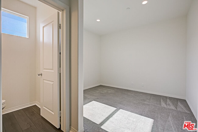 Building Photo - 681 S District Way