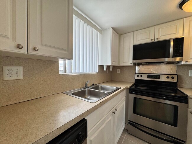 Building Photo - 1501 Crescent Cir