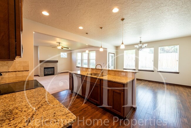 Building Photo - Newer Large Home in Great Neighborhood wit...