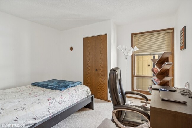 Building Photo - 6610 Pinehurst Ct