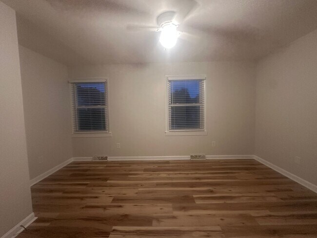 Building Photo - NE Roanoke 2BR