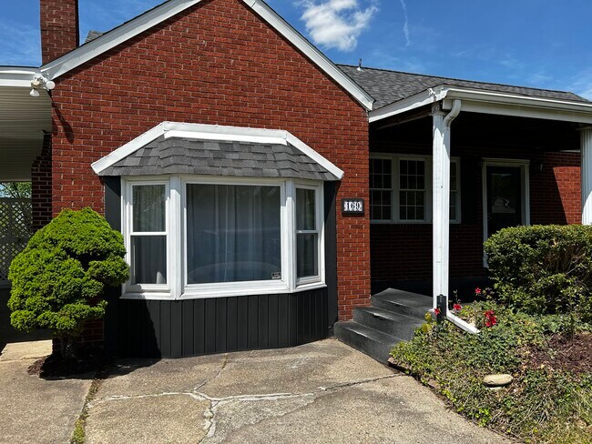 Building Photo - 169 Jr St