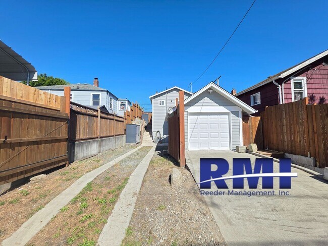 Building Photo - ONE OF A KIND STUIDO & GARAGE/SHOP INCLUDED!!!!