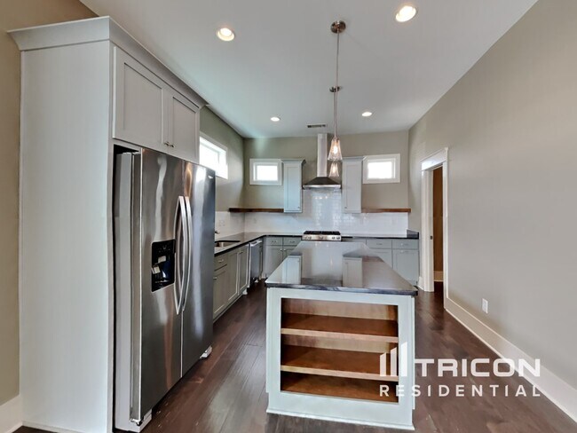 Building Photo - 1200 Hillwood Private Cove