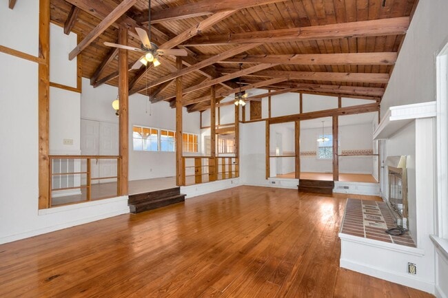 Building Photo - Spacious & Charming in Scottsboro!