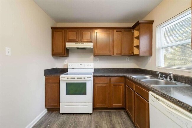 Building Photo - 2361 Swallow Cir SE