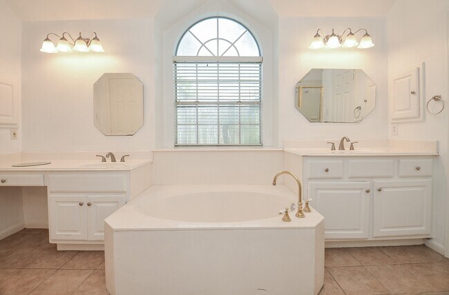 Building Photo - 1631 Berkoff Dr