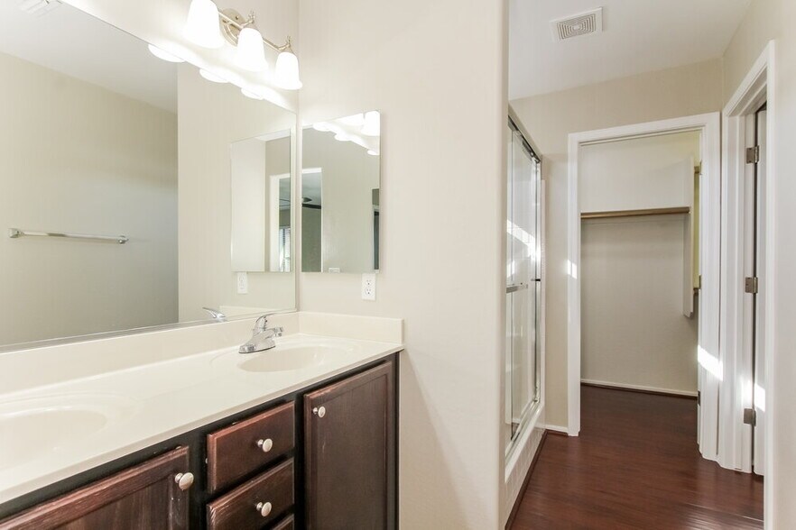 Building Photo - 10225 W Camelback Rd