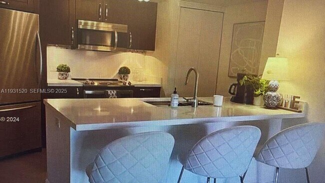 Building Photo - 19900 E Country Club Dr